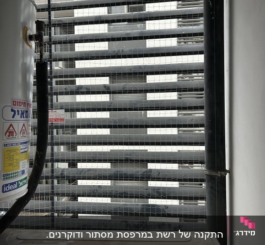 רשת למניעת כניסת יונים על חלון בניין